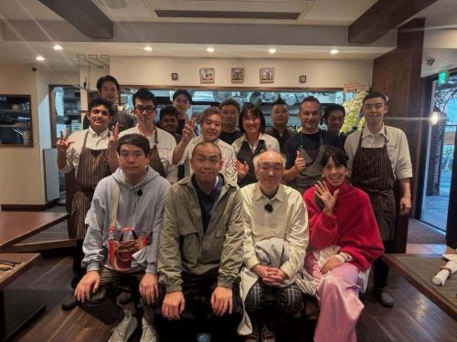 こんにちは😊
先日の「ぶらぶらサタデー」ご覧になりましたか⁉️
私の「いらっしゃいませ～」が
カットされていなかったのが嬉しい
配信担当の江里子です✨

撮影日は、もちろん別日だったのですが
本当に路線バスでいらっしゃるんですよ❣️

「何時にバス停着きます🚎」と
ディレクターさんから連絡が入りまして。
ドキドキ、ワクワクでした（笑）

バスの中がどんな雰囲気なのかも
気になりますよね✨😄

もちろん次のバスの時間も決まっていて
撮影時間は、ほんの30分程でした🧭
長時間のドラマ撮影とは
また違った感じで新鮮でした✨

「路線バスで！」は長寿番組だけあって
スタッフさんの手際が良い❣️
スタッフ皆で写真も撮ってもらいました～📷

当店もお客様から
『スタッフ間のチームワークが良いね👍』との
お言葉頂くのですが、
シェフの考えのひとつで
「賄いは必ず全店舗スタッフ一緒に食べる」
と決めています🍝

そうすることで、スタッフ間で
「今日は元気ないな…」とか
「営業どうだった～」と
コミニュケーションが取れるので
そういう時間を大事にしています💞

今日はこれからケータリンです🥗
チームワークで頑張ってきます～💪

#ラポルテ 
#フランセーズラポルテ 
#路線バスで