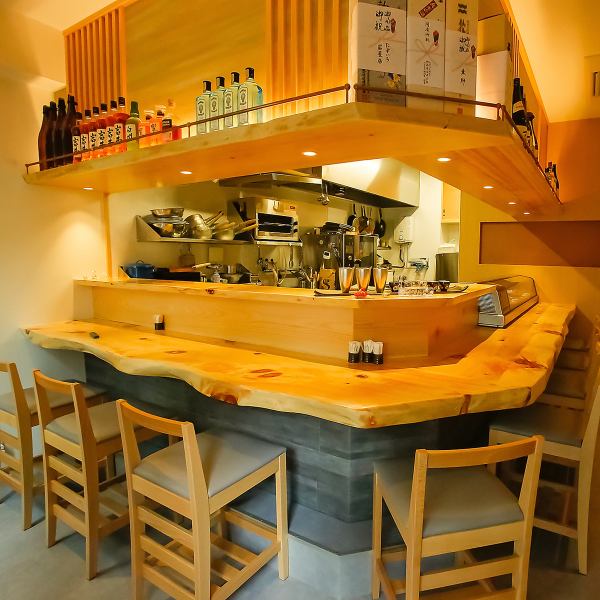 [In a spacious space] We have counter seats and table seats.There is a case of material in front of the counter seat, and you can enjoy the cooking scenery of the general ◎ It is recommended to use it not only for one person but also for a couple.