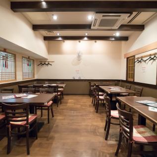 ≪落ち着いた空間≫木の温かみのあるテーブル席は、特別なお食事会にもオススメです！和やかな雰囲気なので、接待にもご利用いただけます。