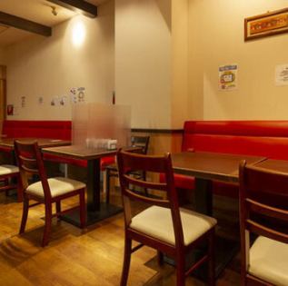≪リラックスした時間を楽しむ≫赤がアクセントの心地よいソファ席。広々としたお席でリラックスしながら、本場の韓国料理を心ゆくまでご堪能いただけます♪