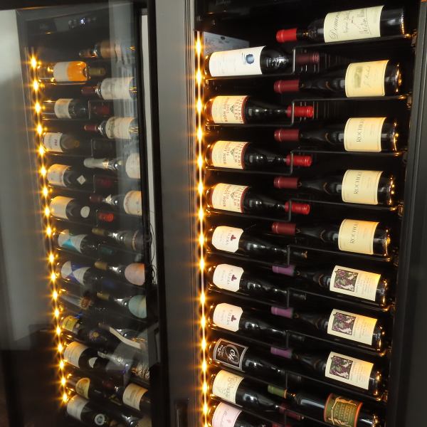 We carry over 150 types of wine, mainly from California, but also from Japan, France, Italy, Austria, and New Zealand.The wine cellar next to the entrance has a lineup that is enjoyable even just to look at.