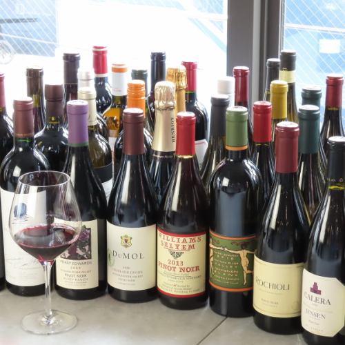 A lineup of over 150 types of high-quality wines from around the world