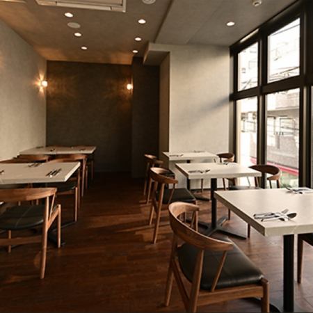 パーティーや大人数様での会食など、お店全体の貸切も承っております。着席で40名様、立食で60名様までご利用できます。貸切のご予約はお電話で承りますので、気軽にご相談ください。