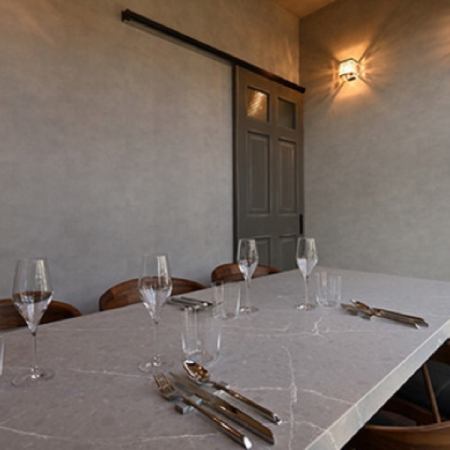 We have fully private rooms available for up to six people.Please use our restaurant for any occasion, from anniversaries and special occasions to meals with loved ones, to business settings.