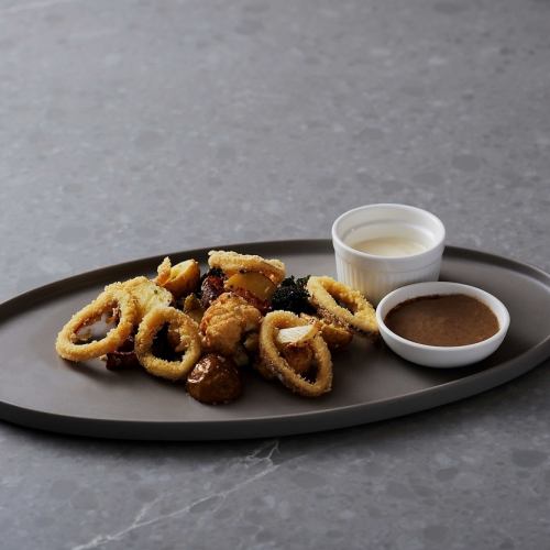 Calamari fritters and deep-fried vegetables