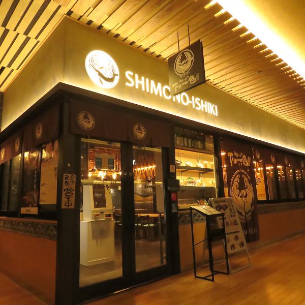 洗練された雰囲気の店内は、落ち着いた大人の空間。デートや接待、特別な日の食事にもおすすめです。窓から見える夜景もムードを盛り上げます。