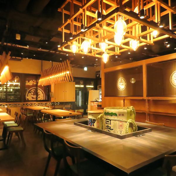 広々とした空間は、大人数の宴会にも対応可能。活気あふれる雰囲気の中、美味しい料理とお酒を心ゆくまで堪能できます。