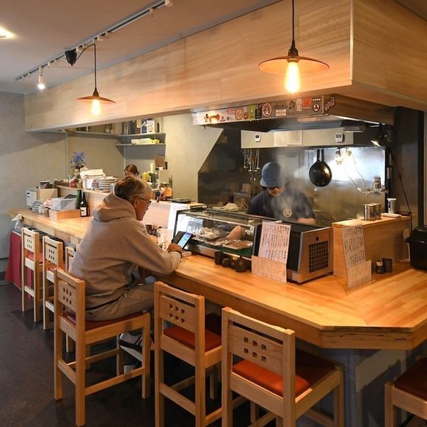 もちろんお一人様も大歓迎！ふらりとお気軽にお立ち寄りいただける雰囲気も当店の魅力のひとつ。スタッフの活気を感じられるカウンター席は人気の特等席！ご友人やパートナーとのお食事にもおすすめです。