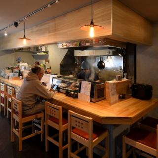 しっぽり飲むならカウンターがおすすめ★8席ご用意！