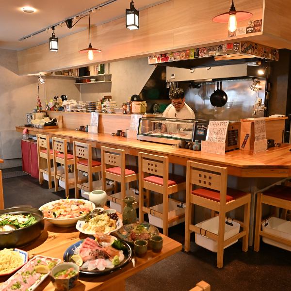當然，一個人也歡迎！隨時都能輕鬆入座的氛圍也是我們的魅力之一。能感受到店員活力的吧台座位是人氣特選座位！也推薦與朋友或伴侶一起用餐。