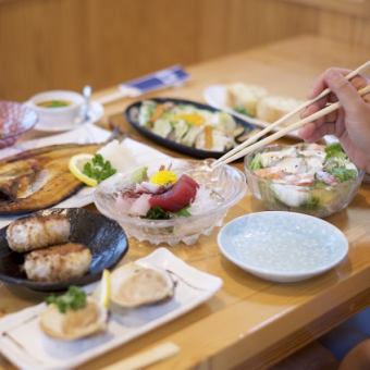 [仅限食物]鸟套餐（包括串烧拼盘在内的7种菜肴和生鱼片4种）3,300日元（含税）