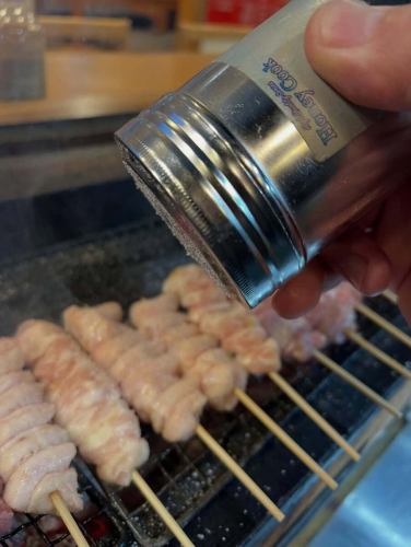 あー、節分ね。そうね、そうね。

今日が何月何日か、いつも朝カレンダーを見て知る人なので、イベントの段取りが出来てません。
もう何十年もそうです。

なので、今日のあさ井には節分らしい事は何一つありません。

いつも通り、大野の炭、鍵主のコンロ、キロ4000円以上する珠洲の塩で焼いた焼き鳥がおすすめの、何の変哲もない居酒屋です。

#ろばた焼あさ井 #珠洲市 #居酒屋 #生ビール #日本酒