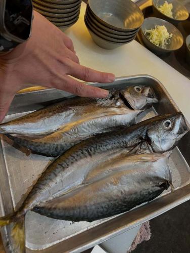 ご来店時に「ご予約されてますか？」って聞くのは
「当店は予約のお客様しかはいれないのよ」
って言ってるんじゃないんです。

これは飲食店あるあるなんですが。

「二人で」

って急に名前も名乗らずご来店されたお客様をご案内して

「あれー、予約の〇〇さん来ないねー」

って電話をしたら、カウンターで先ほどご案内したお客様の電話が鳴る。

これってよくあったんです。
それで座れるはずのお客様を帰してしまった事が何度も何度もあったので、必ず予約かどうか聞くようにしています。

最近のあさ井は予約無しでも割と座れます。

でも予約して頂けるとうれしいです😉

今日も空席たっぷりございます。

#ろばた焼あさ井 #珠洲市 #居酒屋 #生ビール #日本酒