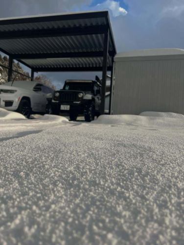 ご来店時に「ご予約されてますか？」って聞くのは
「当店は予約のお客様しかはいれないのよ」
って言ってるんじゃないんです。

これは飲食店あるあるなんですが。

「二人で」

って急に名前も名乗らずご来店されたお客様をご案内して

「あれー、予約の〇〇さん来ないねー」

って電話をしたら、カウンターで先ほどご案内したお客様の電話が鳴る。

これってよくあったんです。
それで座れるはずのお客様を帰してしまった事が何度も何度もあったので、必ず予約かどうか聞くようにしています。

最近のあさ井は予約無しでも割と座れます。

でも予約して頂けるとうれしいです😉

今日も空席たっぷりございます。

#ろばた焼あさ井 #珠洲市 #居酒屋 #生ビール #日本酒