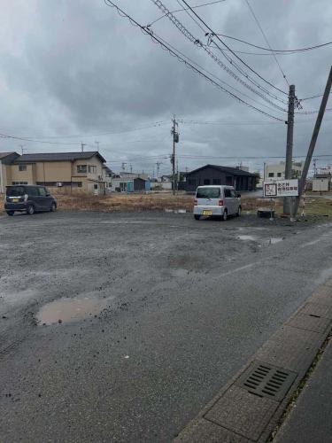 あさ井の駐車場は店の斜め向かいです！

ってお伝えすると、ちゃんと斜め前の「ぷりんす」さん駐車場に停められる方いらっしゃいますが、反対斜めです。

ぷりんすさんや、その他の場所に停められると、すぐにクレームが入り、満席のときでもすぐに、
全てのお客様に確認をしないといけないという、まったく銭にならない仕事が発生します🙃

まー、ウチの駐車場わかりにくいんですけどね。

香織さんは今日もいません。

先ほど連絡があり、いま江ノ島にいて、そこから稲村ヶ崎に向かうそうです。

稲村ヶ崎は今日も雨。

#ろばた焼あさ井 #珠洲市 #居酒屋 #生ビール #日本酒
