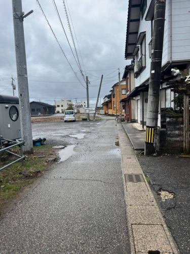 あさ井の駐車場は店の斜め向かいです！

ってお伝えすると、ちゃんと斜め前の「ぷりんす」さん駐車場に停められる方いらっしゃいますが、反対斜めです。

ぷりんすさんや、その他の場所に停められると、すぐにクレームが入り、満席のときでもすぐに、
全てのお客様に確認をしないといけないという、まったく銭にならない仕事が発生します🙃

まー、ウチの駐車場わかりにくいんですけどね。

香織さんは今日もいません。

先ほど連絡があり、いま江ノ島にいて、そこから稲村ヶ崎に向かうそうです。

稲村ヶ崎は今日も雨。

#ろばた焼あさ井 #珠洲市 #居酒屋 #生ビール #日本酒