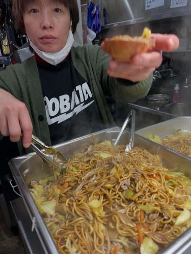 Online reservations are coming in steadily!

As the weather gets warmer, more inquiries are made.

"Can I buy the T-shirt you're wearing? No, no, take off the one you're wearing now."

Our staff tells us that they receive many inquiries like this, but the chef is also holding back, so we ask our customers to hold back as well.

"That's fine, just wait a moment."

Any bad staff who say that should come to me right away.

"General, take off your T-shirt! It's sold."

But I'll take my T-shirt, so you'd better not do that.

Also, this kind of information is shared with staff more quickly than at work, and when seeing customers off, they look at me and think, "The guy in the T-shirt."

Another thing you should not do is to chew the grilled stingray fin a few times, as it is difficult to eat.I've received some inquiries like this, but if you're okay with me, that's fine.

When you leave, you will be seen off by the "Stingray Fin Man."

They really care about their staff, so although some people do take photos without permission, please refrain from doing so.

My girls are pretty scary 😨

#Robatayaki Asai #Suzu City #Izakaya #Draft Beer #Sake