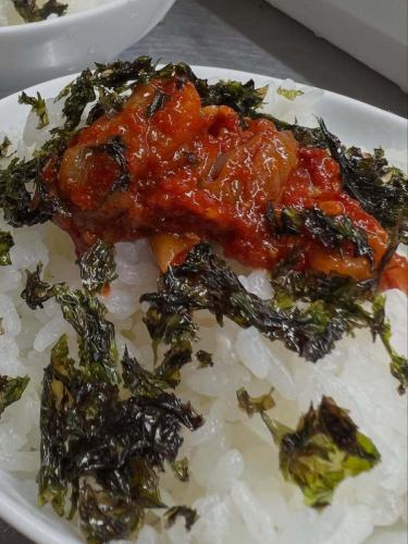 在线预订量持续增长！

随着天气转暖，咨询量也随之增加。

“我可以买你身上穿的这件T恤吗？不不，把你现在穿的这件脱掉吧。”

我们的员工告诉我们，他们收到了很多类似的询问，但厨师也有所保留，所以我们也请顾客们不要再问了。

“好的，稍等片刻。”

任何说这种话的不良员工都应该立即来找我。

“将军，把T恤脱下来！卖掉了。”

但我会拿走我的T恤，所以你最好别那样做。

此外，这类信息在员工之间传播的速度比在工作场所更快，当送别顾客时，他们看着我，心想：“那个穿 T 恤衫的人。”

还有一件事你不应该做，那就是反复咀嚼烤过的鳐鱼鳍，因为这样很难下咽。我收到过一些类似的询问，不过如果你不介意的话，那就没问题。

当你离开时，会有“魟鱼鳍人”为你送行。

他们非常关心员工，所以尽管有些人未经允许就拍照，但请不要这样做。

我的女儿们挺吓人的😨

#炉端烧浅井 #珠洲市 #居酒屋 #生啤酒 #清酒