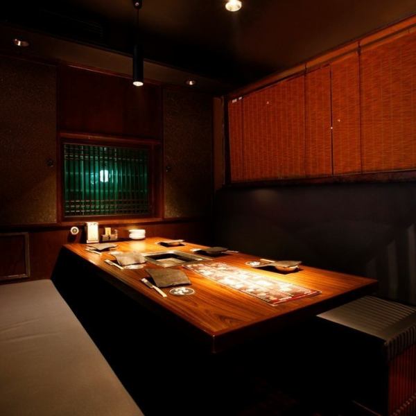 Private and semi-private rooms for 2 to 14 people with moderate indirect lighting.It is popular for dates, adult girls' parties, and casual receptions.