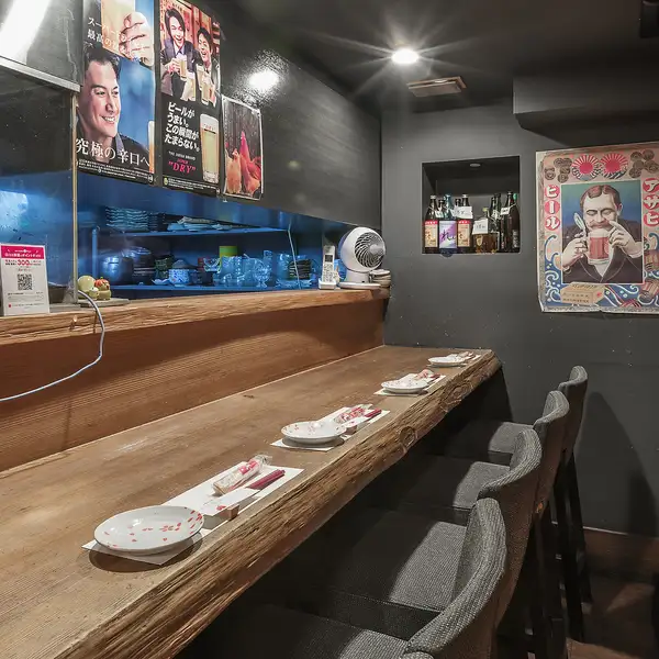 落ち着いた雰囲気が漂う店内には、カウンターやゆったり寛げるソファー席、足元らくらくの掘りごたつを完備。人気のテーブル席完全個室や掘りごたつ式の半個室は、周りを気にせず過ごせます。デートや接待、少人数での飲み会まで、プライベート重視のシーンに最適です◎