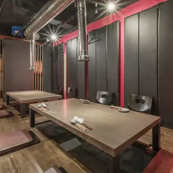 会社の飲み会や歓送迎会、二次会などの中規模な宴会に最適なお席です!ご家族3世代でのお食事やご友人同士の記念日パーティにもおすすめ◎広々としたスペースで自慢の炭火焼きや鍋料理をゆったりと味わいながら、特別で賑やかなひとときをみんなで過ごせます。