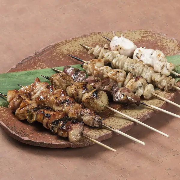 外はパリッ!中はジュワッ…本気の炭火で焼き上げる【職人仕込みの特選やきとり 190円~】