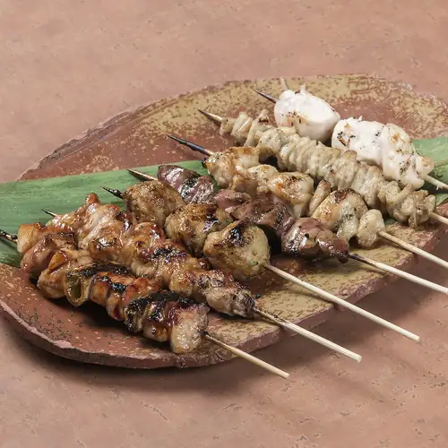 外はパリッ!中はジュワッ…本気の炭火で焼き上げる【職人仕込みの特選やきとり 190円~】