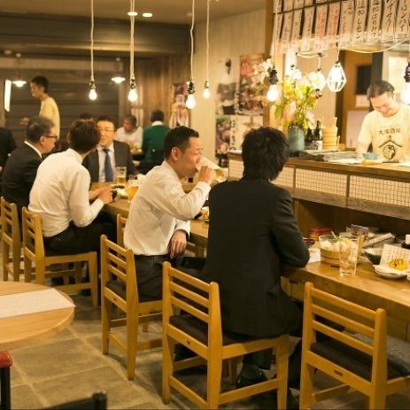 <p>会社宴会にもってこい！楽しくなければ酒場じゃない！一番のウリは「笑顔」と「元気」！裸電球の明かりがともる昭和雰囲気の店内は仕事帰りのサラリーマンはもちろん、女子会 観光 団体のご宴会 どんなシーンでもお気軽にご利用いただけます。</p>