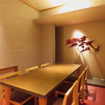 【2階お座敷個室テーブル席】2名様~6名様、最大18名様の個室を完備。