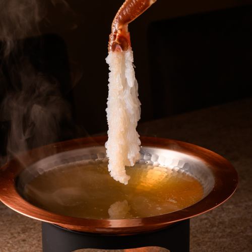 게를 메인으로 한 코스 요리를 제공하고 있습니다.