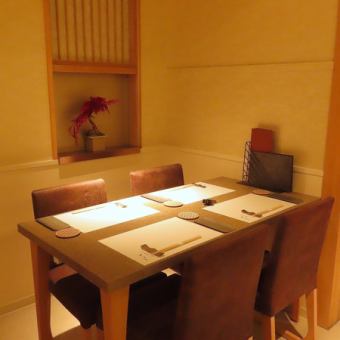 【1階テーブル席】旨い酒と料理に併せて、ゆったりとお食事が楽しめます。※2~4名様でご予約可能です。