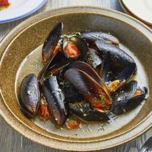 Garlic steamed mussels