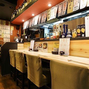 目の前で調理してくれるライブ感あふれるカウンター席。お店の活気を一番楽しめます♪