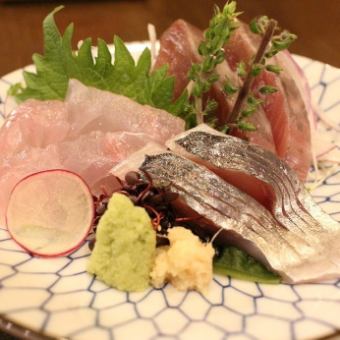 Sake and sashimi set