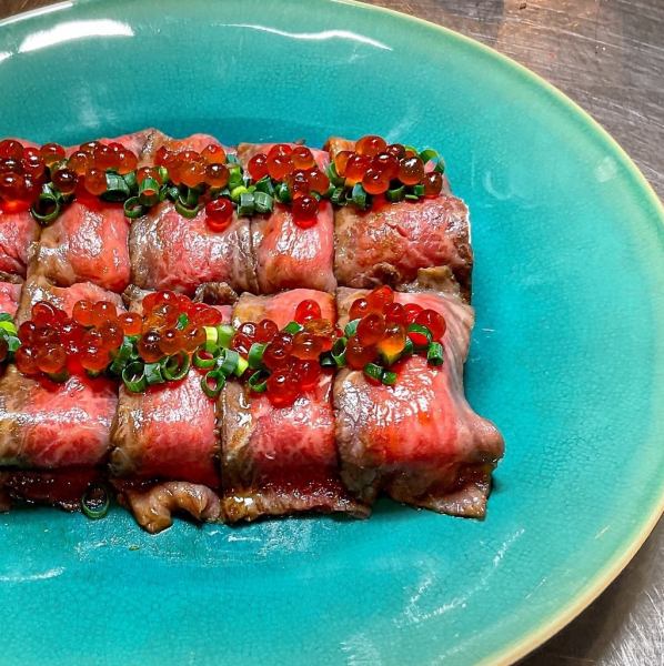 【ローストビーフライス】滑らかな舌触りのローストビーフライス。肉汁を含ませたイクラをソース替わりに。