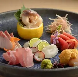 [Assorted sashimi platter made with fresh seafood sourced every morning (1 serving: 1750 yen, 2-3 servings: 2800 yen, 4-5 servings: 4500 yen)]