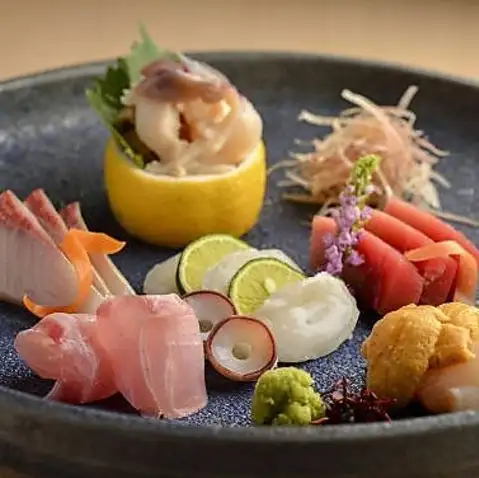 【毎朝仕入れる新鮮魚介のお刺身盛り合わせ(一人前1750円、二～三人前2800円、四～五人前4500円)】