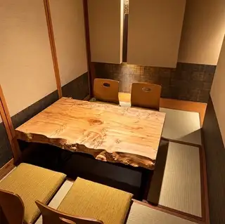足を伸ばしてくつろげる畳敷きの掘りごたつ個室です。周囲の視線を完全に遮る造りとなっており同席される方との会話に深く集中できるプライベートな空間を実現しております。自然の造形を活かした無垢材のテーブルを囲み宮城の地酒を味わうひとときは、記念日やデートなど大切な日の記憶に残る時間をお過ごしいただけます。