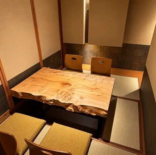 足を伸ばしてくつろげる畳敷きの掘りごたつ個室です。周囲の視線を完全に遮る造りとなっており同席される方との会話に深く集中できるプライベートな空間を実現しております。自然の造形を活かした無垢材のテーブルを囲み宮城の地酒を味わうひとときは、記念日やデートなど大切な日の記憶に残る時間をお過ごしいただけます。