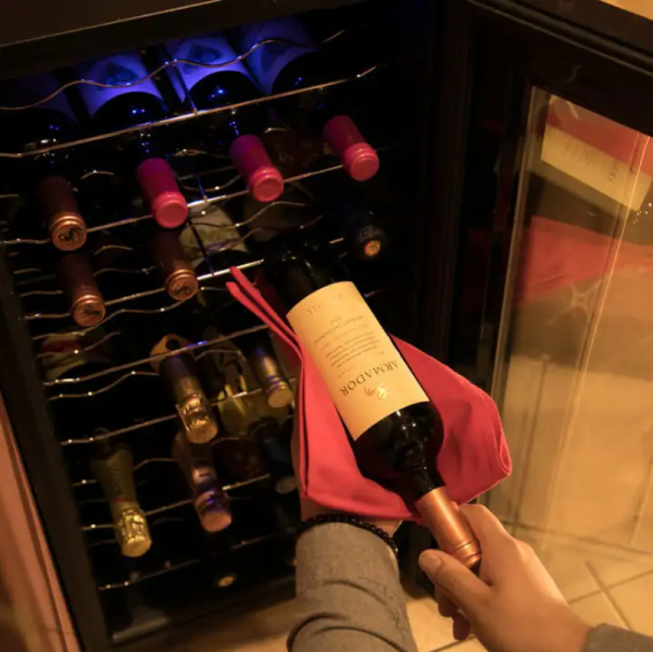 【配備酒窖】由於我們配備了酒窖，因此您可以將所訂購的葡萄酒保持在最佳溫度直到飲用前。我們有紅酒、白酒、桃紅酒、氣泡酒和香檳！