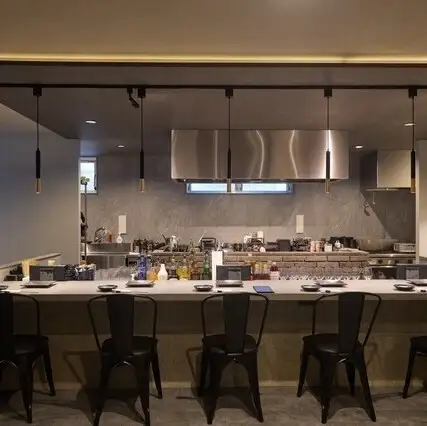 <p>ゆったりとしたカウンター席は、炉端焼きを眺めながらお食事を楽しめる人気のお席です。落ち着いた照明と上質な和モダン空間が広がり、ご友人とのお食事や女子会、少人数でのご宴会にもおすすめ。料理やお酒をゆっくり味わいながら、特別なひとときをお過ごしください。</p>