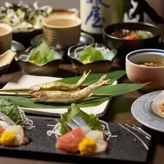 梅子套餐包含“炉端烧”（烤肉）和“今日特餐”等 9 道菜，含无限畅饮，价格为 5500 日元（含税）。