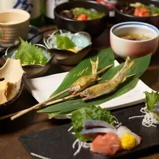 竹子套餐包含“炉端烧鸡肉串”和“牛筋炖菜”等 10 道菜，含无限畅饮，价格为 6600 日元（含税）。