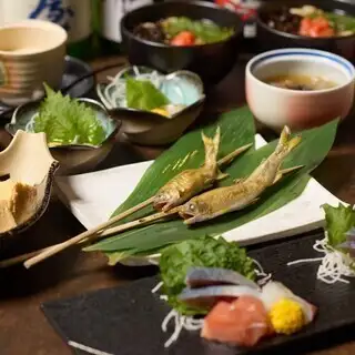 The Bamboo Course includes 10 dishes such as "Robatayaki Chicken Skewers" and "Beef Tendon Stew," with all-you-can-drink included, for 6600 yen (tax included).