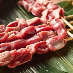 1本1本丁寧に手打ちした串を目の前で高級備長炭で焼き上げます。