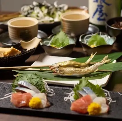 Enjoy robatayaki (charcoal-grilled food) with an all-you-can-drink course starting from 5500 yen (tax included).