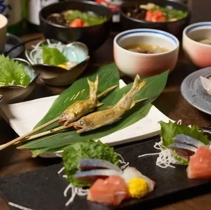 お造り3点や炉端焼き2種・牛すじ煮込みなど全10品◎飲み放題付「竹コース」6600円(税込)