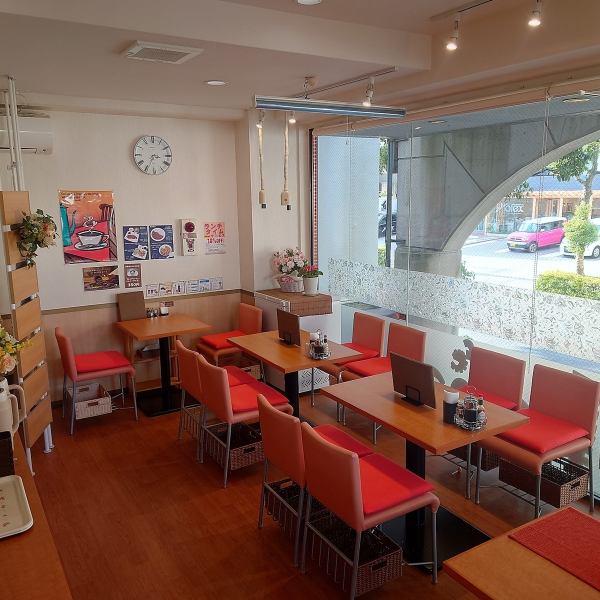 The open, light-filled interior is recommended not only for cafe time, but also for a relaxing lunch or dinner.Please use it for a break from walking or for a relaxing time.WiFi and power are also available.
