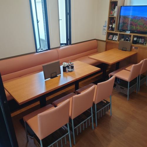 We have table seats for [6 people x 1] and [4 people x 1].It can seat up to 10 people when put together, so it can be used for various gatherings.