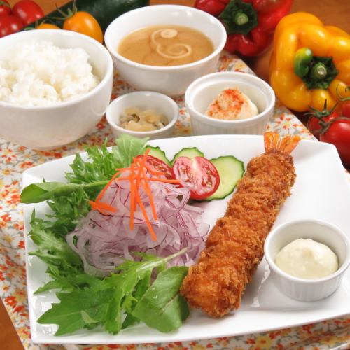 Popular side dishes such as crab cream croquettes and fried shrimp can also be enjoyed as set meals♪ [Cafe Hana set meal starts at 930 JPY (incl. tax)]